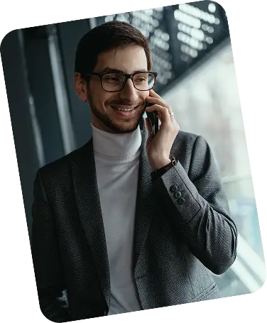 Chico con gafas hablando por teléfono