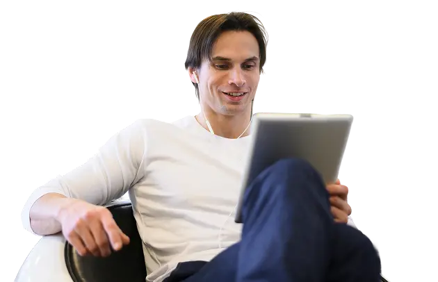Profesional IT sonriendo mientras revisa un proyecto en su tablet