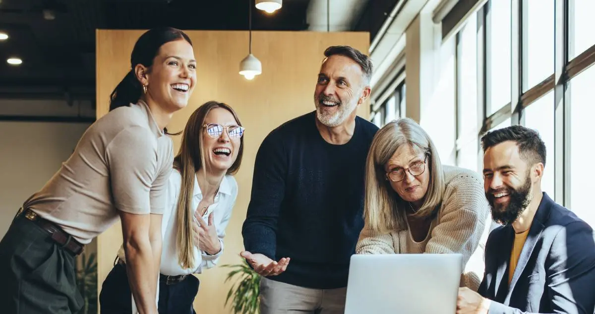 Liderar la gestión del talento en empresas tecnológicas: ¿control total del equipo o delegar a terceros?